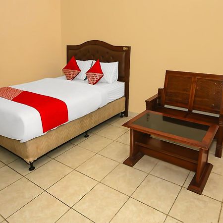 Super Oyo 3978 Hotel Danau Indah Бекаси Екстериор снимка