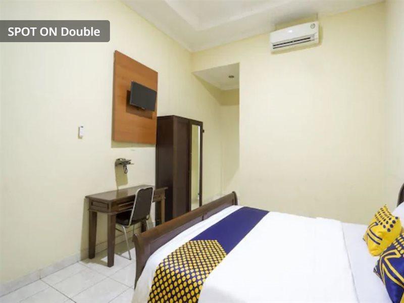 Super Oyo 3978 Hotel Danau Indah Бекаси Екстериор снимка