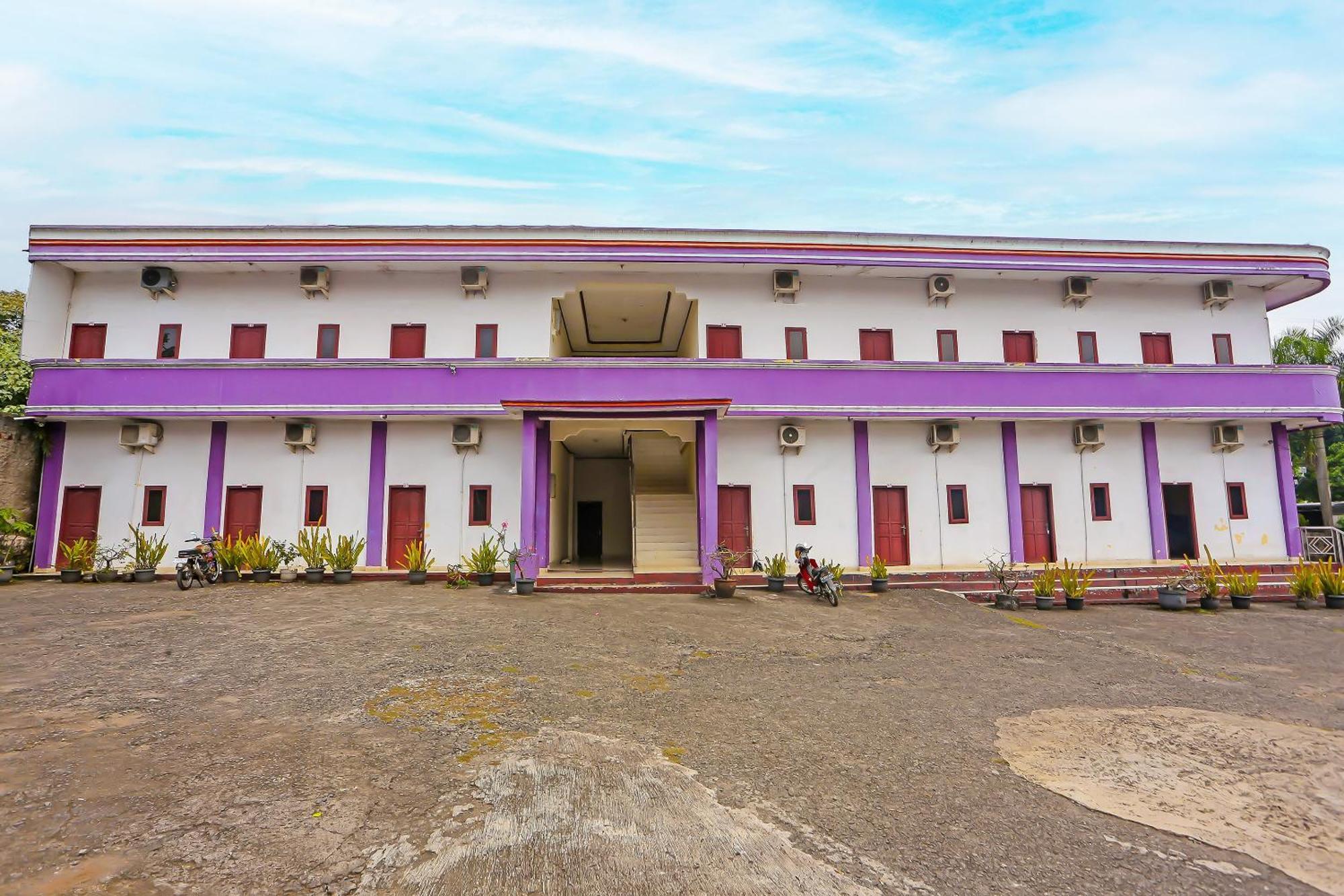 Super Oyo 3978 Hotel Danau Indah Бекаси Екстериор снимка